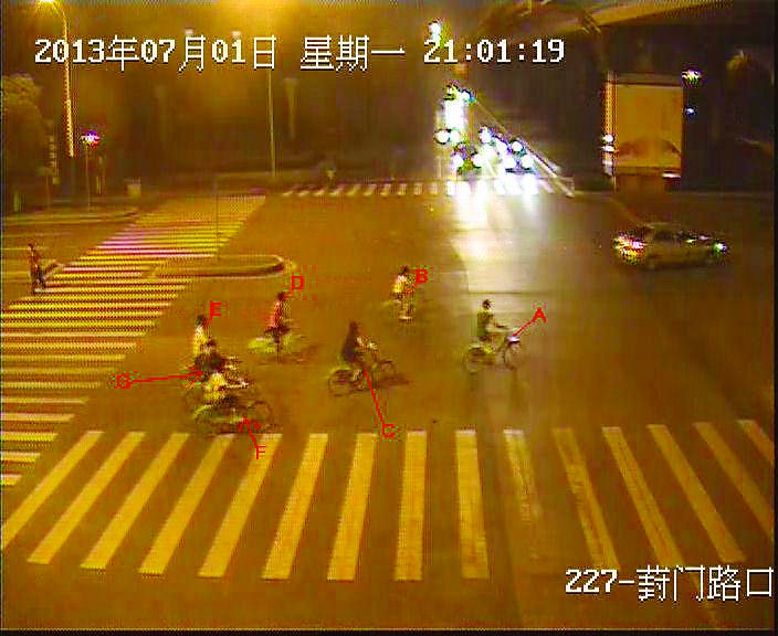 監(jiān)控顯示，有7名青年用非常規(guī)方式騎走公共自行車，其行為已涉嫌盜竊。